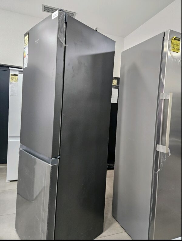 Nov kombinovani frizider "Ariston - Hotpoint" sa estetskim ostecenjima, 335L, No frost, 191 cm, garancija 25 meseci, prevoz ukljucen u cenu - Image 9