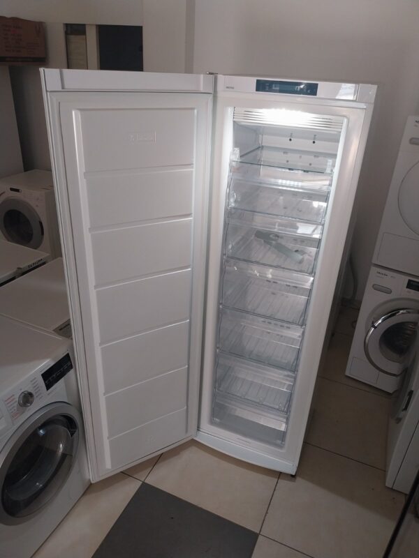 "Electrolux", vertikalni zamrzivac, 280litara, No Frost, A+++, uvoz CH, garancija 1 godina, prevoz ukljucen u cenu - Image 3