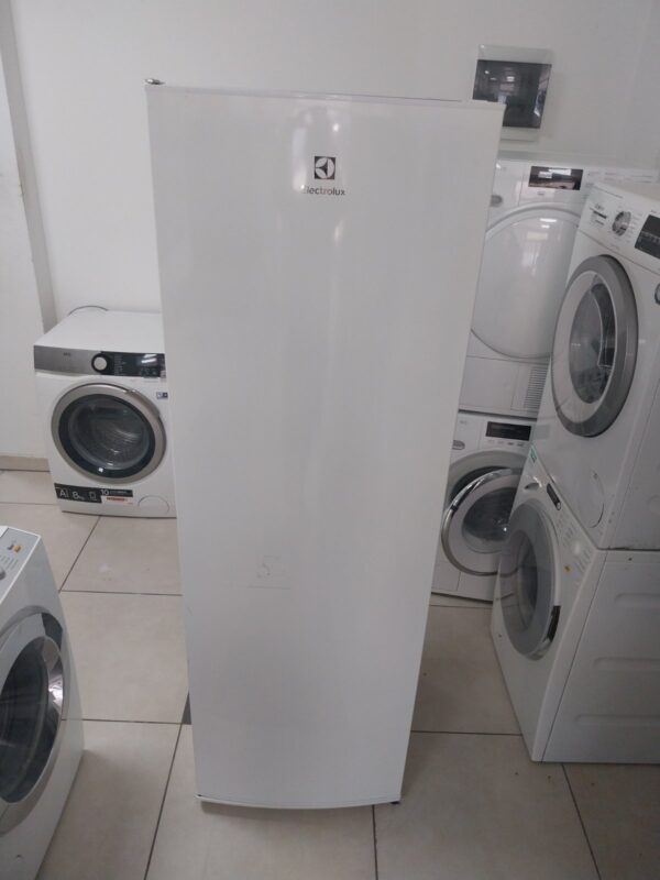 "Electrolux", vertikalni zamrzivac, 280litara, No Frost, A+++, uvoz CH, garancija 1 godina, prevoz ukljucen u cenu
