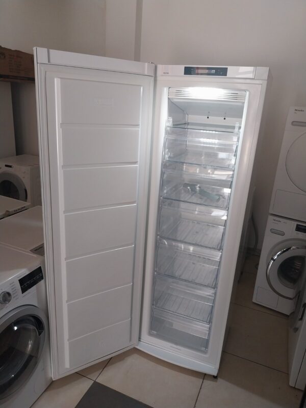 "Electrolux", vertikalni zamrzivac, 280litara, No Frost, A+++, uvoz CH, garancija 1 godina, prevoz ukljucen u cenu - Image 4