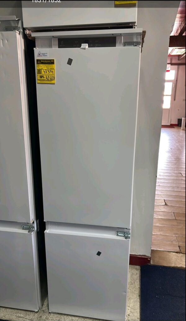 "Whirlpool", nov kombinovani ugradni frizider, 177x54, garancija 25 meseci, prevoz ukljucen u cenu