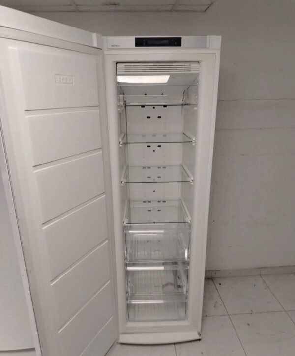 "Electrolux", polovni uspravni zamrzivač, 229 litara, No Frost sistem, A++, 6 meseci garancije, prevoz uključen u cenu.