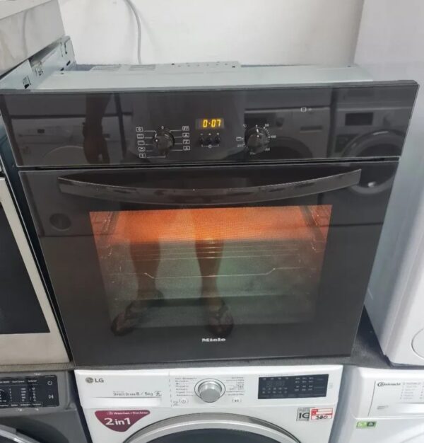 "Miele", polovna ugradna nezavisna rerna, braon boja, izuzetna, garancija 6 meseci, moguc prevoz