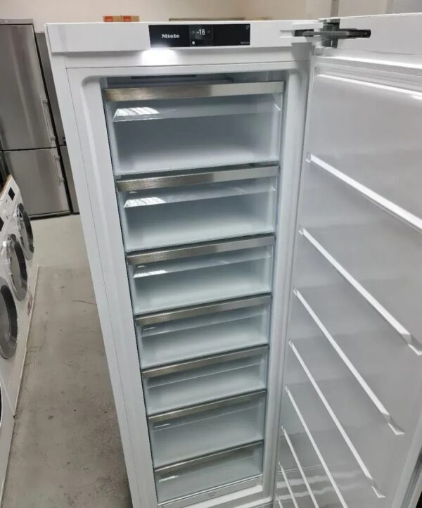 "Miele", vertikalni zamrzivac, NOVO - NEKORISCENO, inverter, No Frost, Led, touch, garancija 6 meseci, moguc prevoz