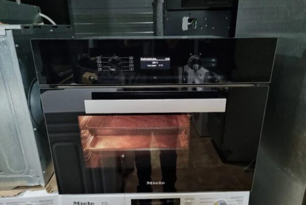 "Miele DGC 6400", polovna kombinovana rerna, meni na srpskom,garancija 6 meseci, moguc prevoz, uvoz CH