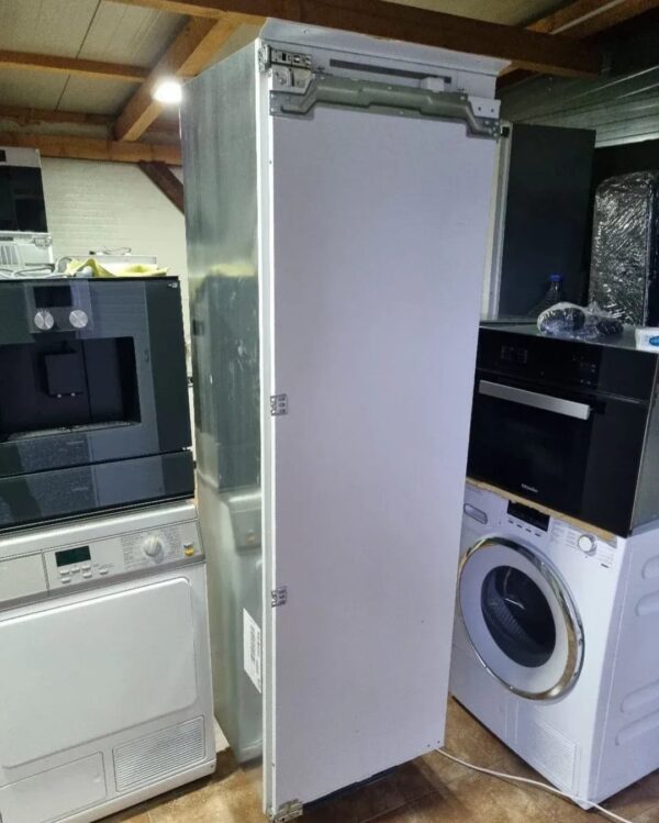 "Siemens", polovni ugradni frizider, A+++, 302l, LED, 177 cm,  garancija 6 meseci , moguc prevoz - Slika 3