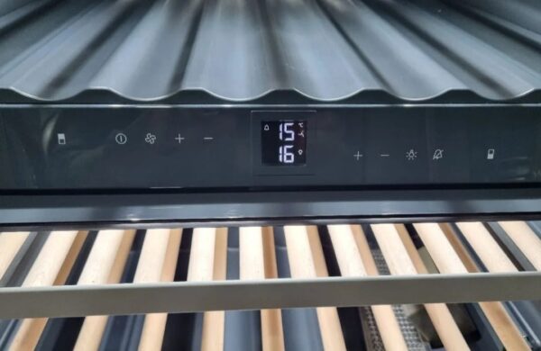 "Gaggenau", polovna ugradna vinska vitrina, inverter motor, 2 odvojene zone hladjenja, garancija 6 meseci, moguc prevoz, uvoz CH - Slika 3