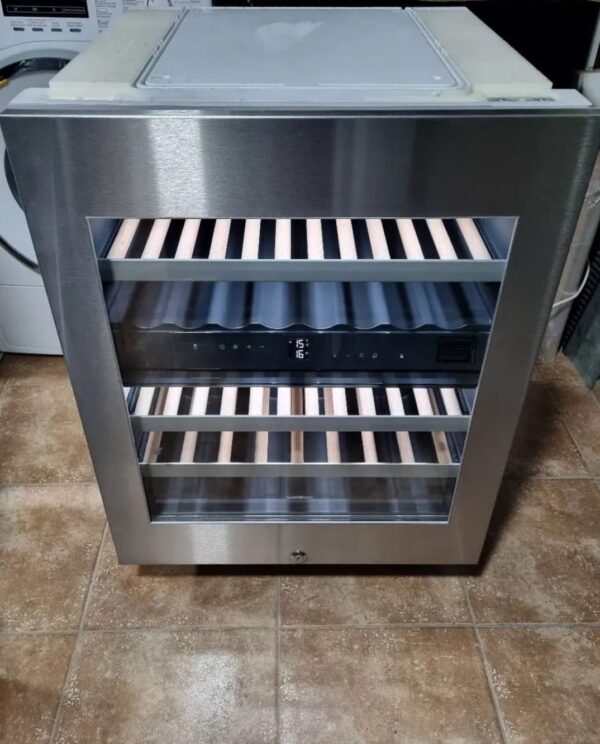 "Gaggenau", polovna ugradna vinska vitrina, inverter motor, 2 odvojene zone hladjenja, garancija 6 meseci, moguc prevoz, uvoz CH
