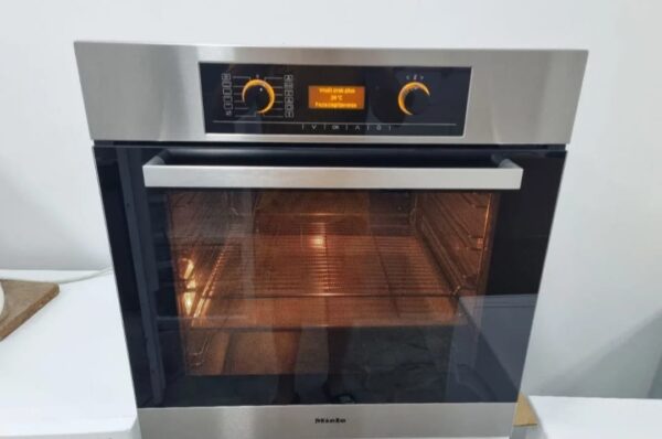 "Miele", polovna ugradna rerna, display, potapajuci dugmici, garancija 6 meseci, moguc prevoz, uvoz CH