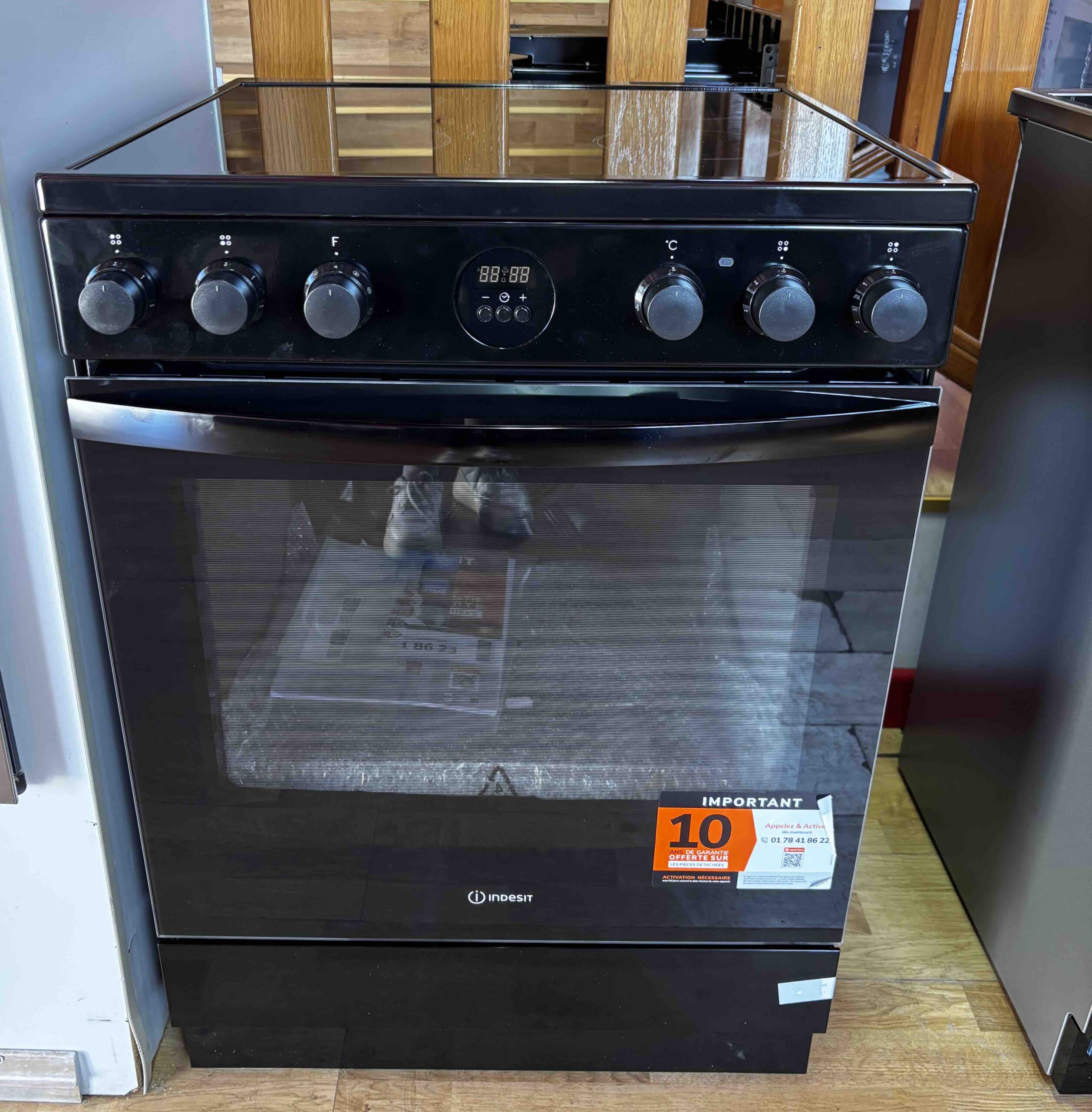 Indesit,  ravna ploca,  4 zone, turbo,  katalitiza, A klasa,  60 cm. Garancija 25 meseci. Prevoz uključen u cenu.