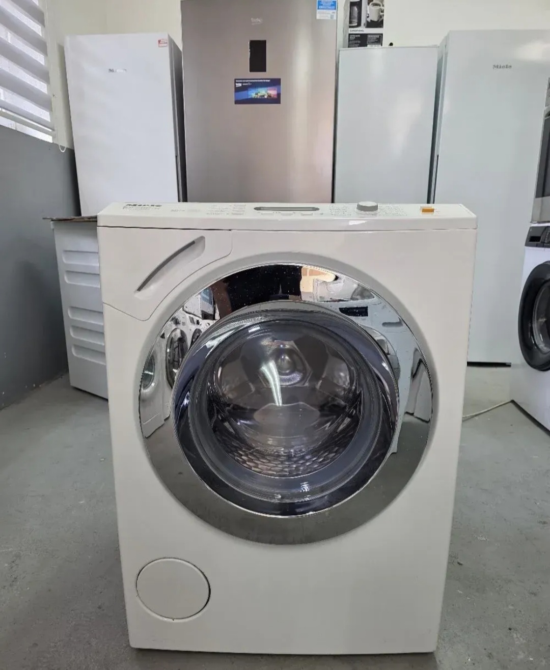 Polovna veš mašina „Miele“ W6000 serije, 8 kg, 1600 obrtaja, ProfiEco inverter motor, HoneyComb saćasti bubanj i WPS zaštita od curenja vode. Garancija 6 meseci. Moguć prevoz.