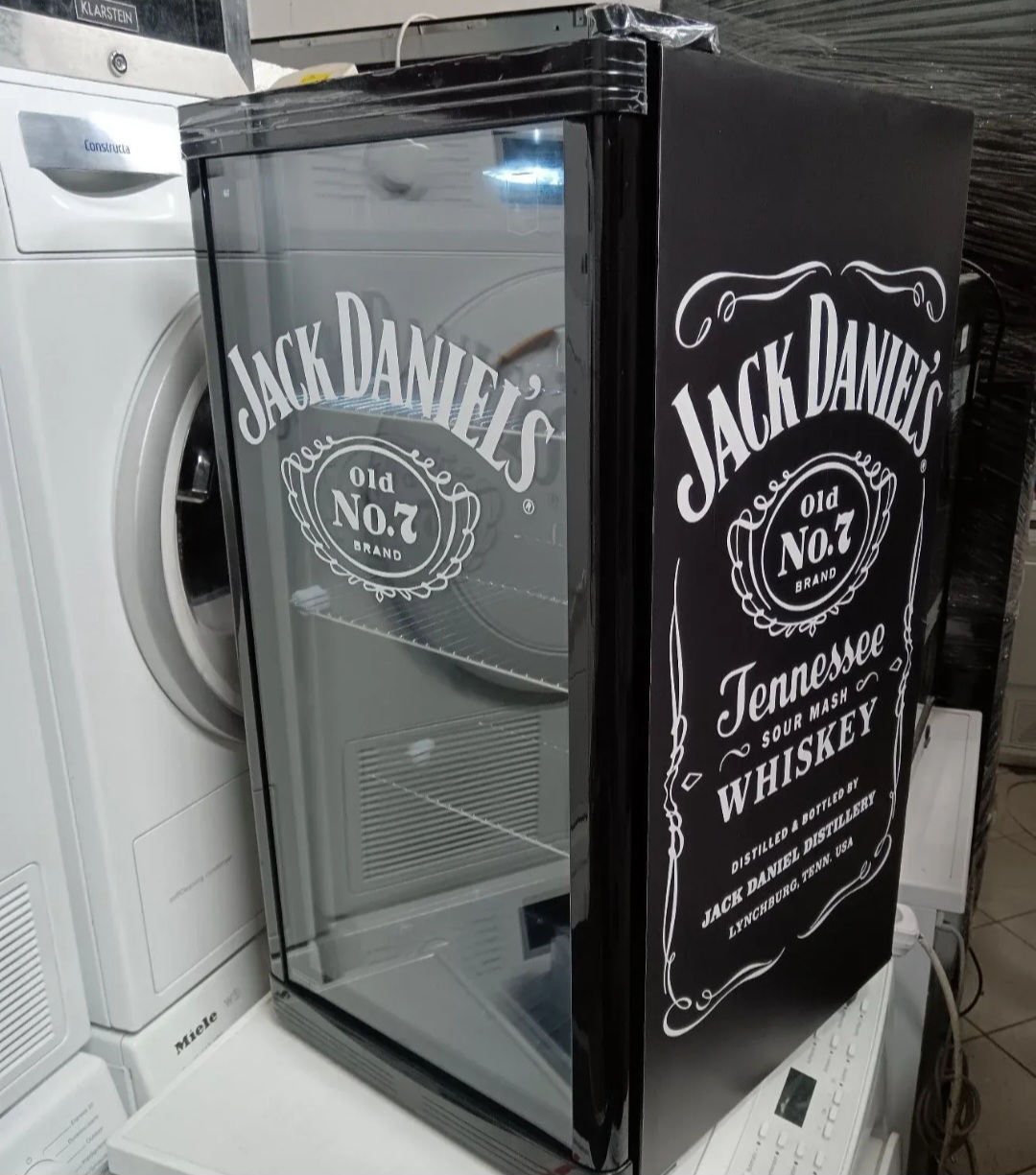 Nova mini rashladna vitrina „Metro Professional“ GPC1088 „Jack Daniel’s Edition“, 88 litara, LED osvetljenje, ekološki freon R600. Atraktivan premium dizajn, idealna za lokal ili kućnu upotrebu. Garancija 6 meseci. Moguć prevoz.