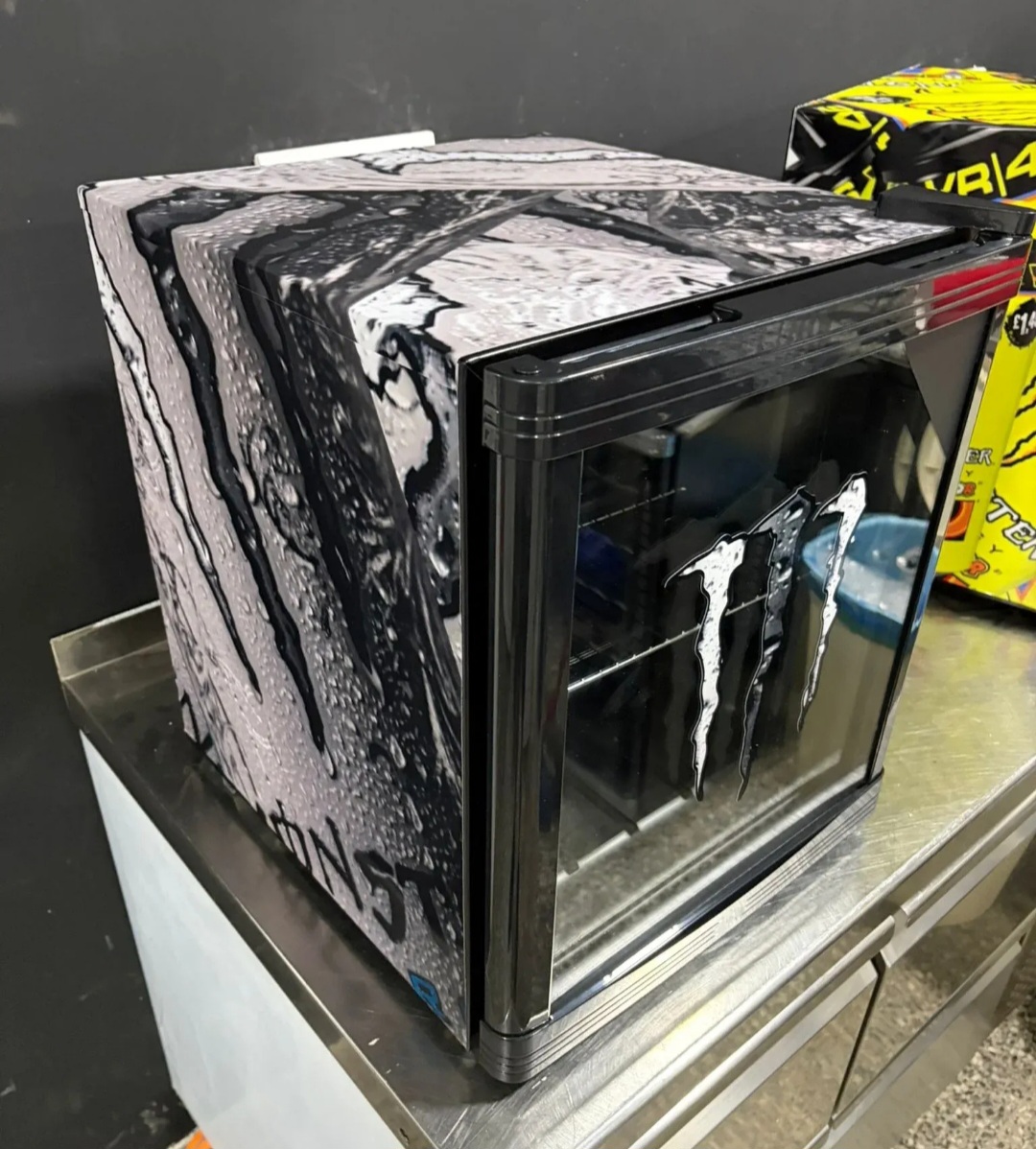 Monster Energy Ultra White — Nov, nekorišćen. Mini rashladna vitrina, Black Edition, samootapajući sistem, staklena vrata sa Monster printom. Dim: 43×52×48 cm. Radna garancija. Moguć prevoz uz dogovor.