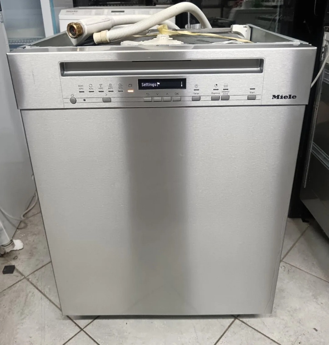 Miele G 7100 SCU — polovna, uvoz Nemačka. 14 kompleta, 3D korpe, LCD displej, 8+2 programa, AutoOpen sušenje, A+++. 80.5 × 60 cm. Garancija 6 meseci. Moguć prevoz uz dogovor.